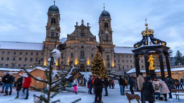 Weihnachtsmarkt Einsiedeln (Foto: unsplash) Weihnachtsmarkt Einsiedeln (Foto: unsplash)
