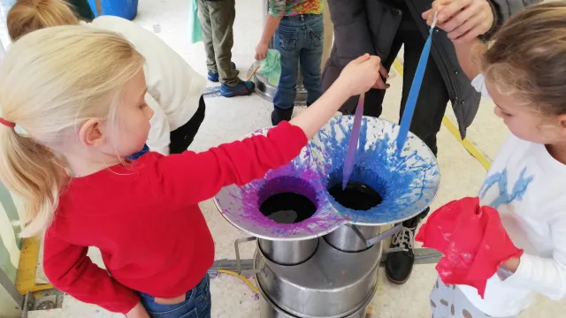 Kerzenziehen (Foto: KG Küsnacht) Kerzenziehen (Foto: KG Küsnacht)