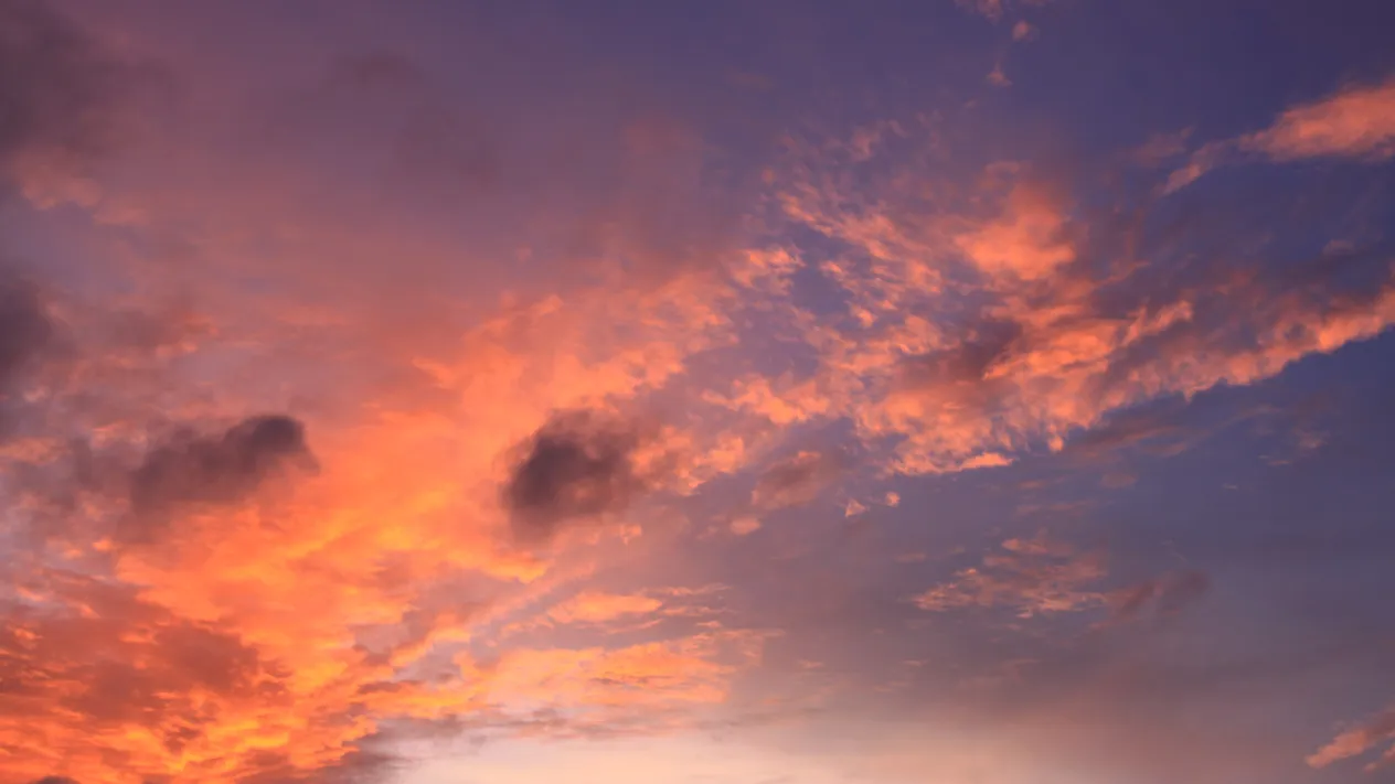 Himmel mit roten Wolken (Foto: David Jufer)